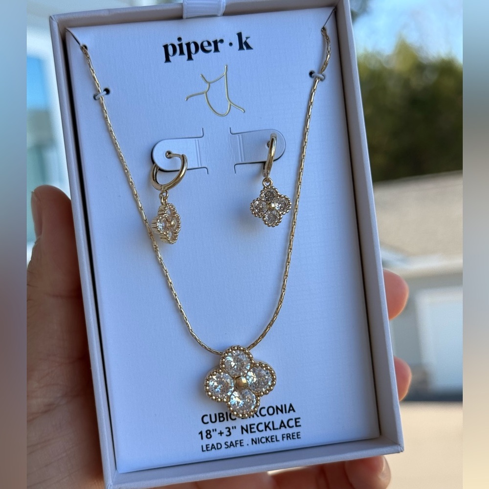 โจ Piper K Gold Flower Jewelry Set โ Cubic Zirconia Necklace & Earrings โจ - Picture 4 of 9